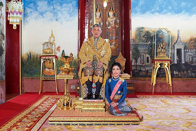 在這張今年八月由泰國王室公布的照片中，當時還是貴妃的詩妮娜坐在泰王瓦吉拉隆功的腳邊。 美聯社/達志影像