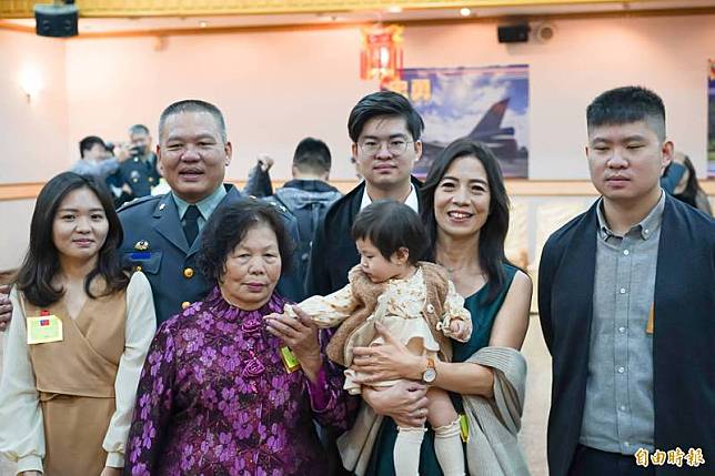 海巡署副署長許靜芝(左後)與家人合影。(記者涂鉅旻攝)
