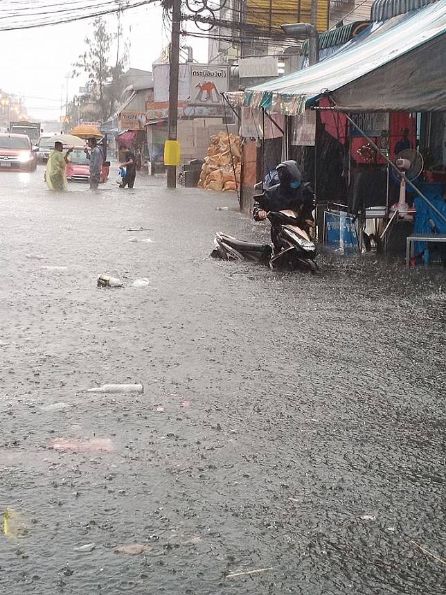 อย่าฝืน!! ถนนภายในเคหะบางพลี จ.สมุทรปราการ น้ำท่วมขังสูง หลังฝนตกหนัก