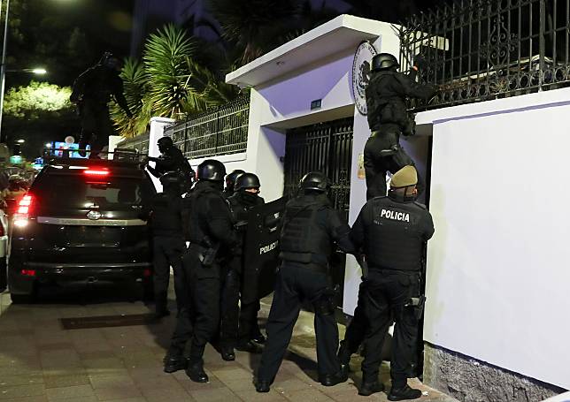 厄瓜多警方5日強行闖入墨西哥大使館抓走前副總統格拉斯。（圖／美聯社）