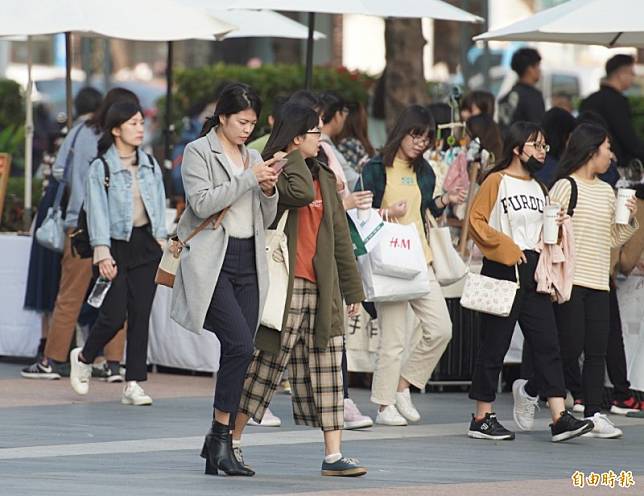 中央氣象局預報，明(19)日白天冷氣團逐漸減弱，高溫比起今天略有回升，北部及宜花回到18至20度，中南部及台東地區23至26度，降雨以東半部局部短暫雨為主，大台北山區雨勢零星、天氣逐漸好轉。(資料照)