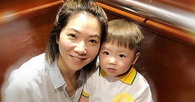 車婉婉自爆今日送2歲兒子BBQ返學時好唔捨得。（車婉婉Instagram圖片／明報製圖）
