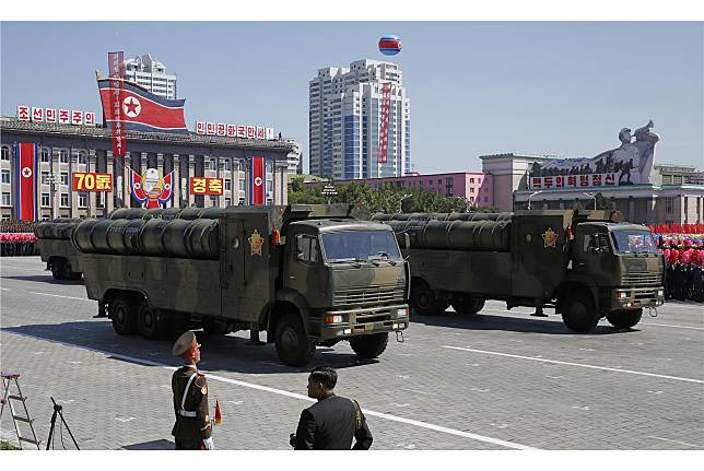 圖為北韓日前舉行建國70周年閱兵，規模雖大，但只有少數新型反艦與防空飛彈現身。（達志影像／美聯社資料照片）