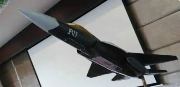 有中國軍事專家認為， JF-17 PFX 很可能帶領巴基斯坦，邁入 5 代機的世界當中。圖為 JF-17 PFX 早期的模型 圖：翻攝自 軍武次位面