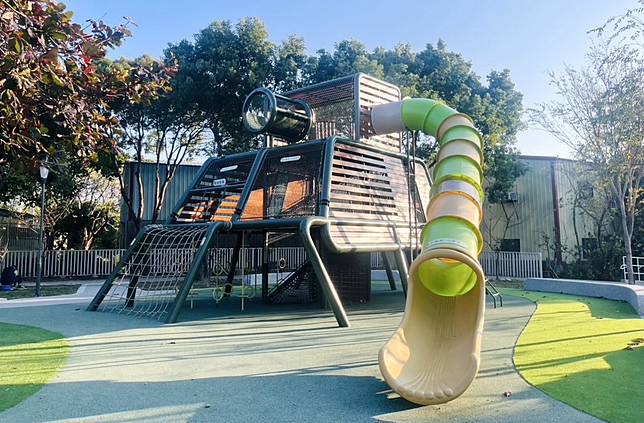 台中市府建設局在神岡豐洲公園斥資1,036萬元，打造全新「戰域堡壘遊戲場」完工亮相。（記者陳金龍攝）