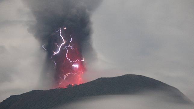 2024年5月18日，印尼伊布火山噴出一些火山物質，噴出的氣流也擦出閃電。路透社