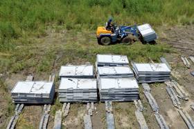 受損的光電板須背面朝下堆疊，並完成清點後委託廢棄光電處理業者前來清運。（攝影／謝佩穎）