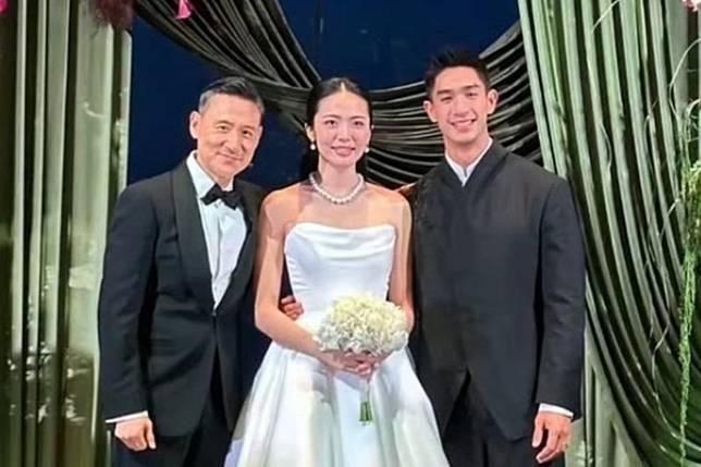 張學友（左）參加乾兒子的婚禮。翻攝香港TVB資訊台微博