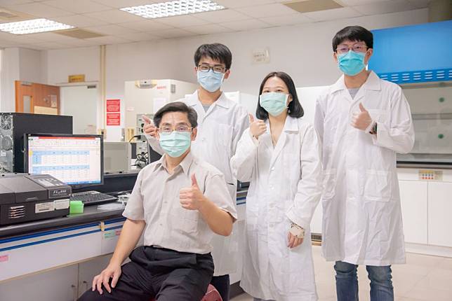 嘉藥陳師瑩老師團隊利用芝麻殼透過菌種發酵研發出可以降三高的保健食品。（記者黃文記攝）