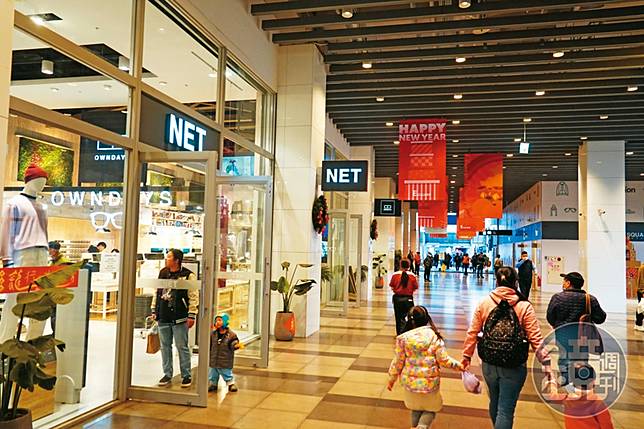 網路上時常有人分享NET穿搭，但有店員抱怨，很多人試穿拍完照就亂丟讓他們忙於整理。（示意圖，資料照）