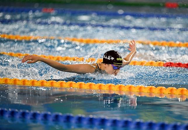 高女組游泳400公尺混合式臺北市松山高中趙婕涵游破保持20年大會紀錄。大會提供