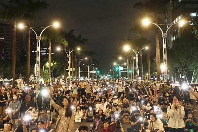 ▲立法院審議國會改革法案，遭到民進黨抨擊擴權。場外的民間團體以「青鳥行動」為名號召群眾。圖為公民團體28日號召「青鳥行動」包圍立法院。（圖／NOWnews攝影中心）