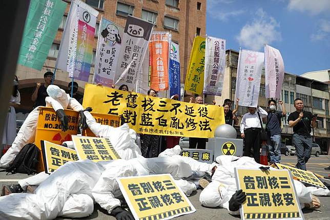 南台灣廢核行動聯盟等20個公民團體及第三勢力政黨23日到國民黨高雄市黨部前，手舉布條、高喊「老舊核三不延役，反對藍白亂修法」口號，並上演模擬核三廠發生核子事故行動劇，呼籲正視核災風險。中央社記者張已亷攝 114年4月23日
