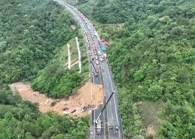 廣東省梅州市梅龍高速大埔路段去年發生路面塌陷，傷亡嚴重。