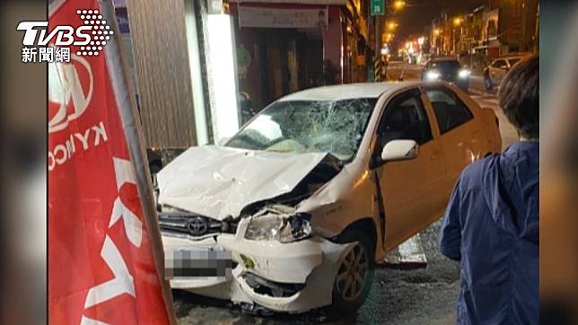 酒駕男遭對向車撞進丹丹漢堡。（圖／TVBS）