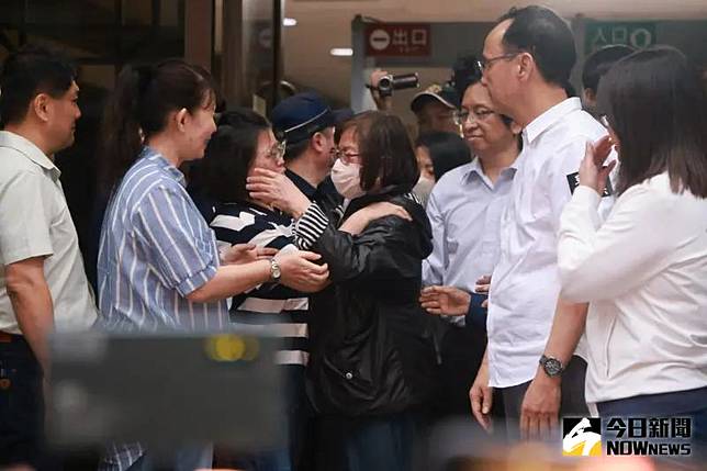 ▲ 國民黨台北市黨部主委黃呂錦茹無保請回，黨主席朱立倫在外面迎接。（圖／記者葉政勳攝 , 2025.04.19）
