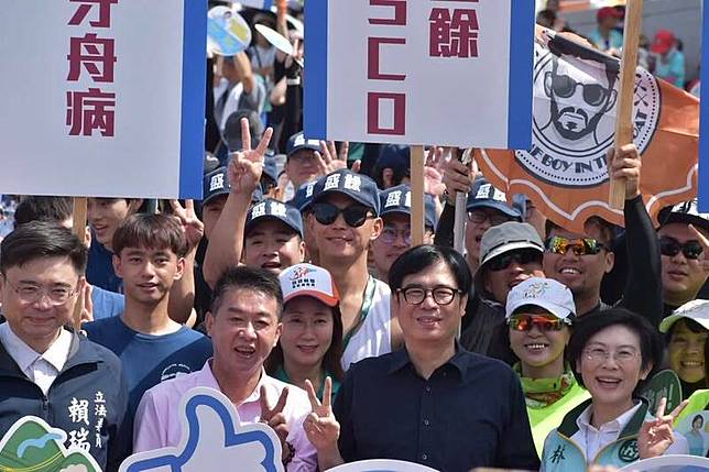 許智傑(前排左二)發的是近距離大合照，林岱樺(前排右一)與賴瑞隆(前排左一)完整呈現，但沒有邱議瑩。(取自許智傑臉書粉專)
