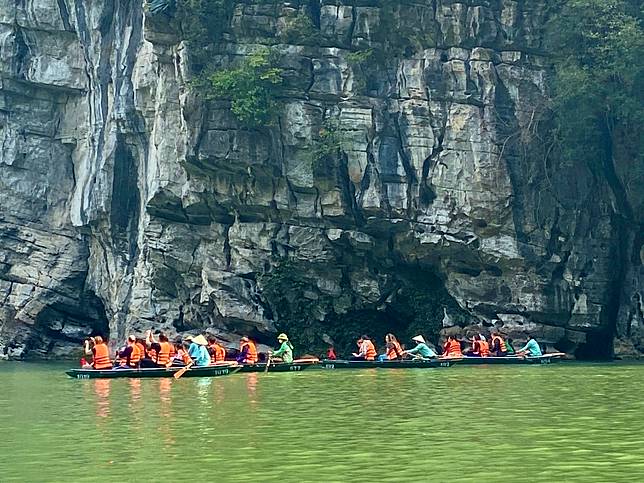 陸龍灣地形奇絕，有31河道潭水穿越48洞穴，忽而岩壁壓首，忽而視野開闊。圖：陳嘉英提供