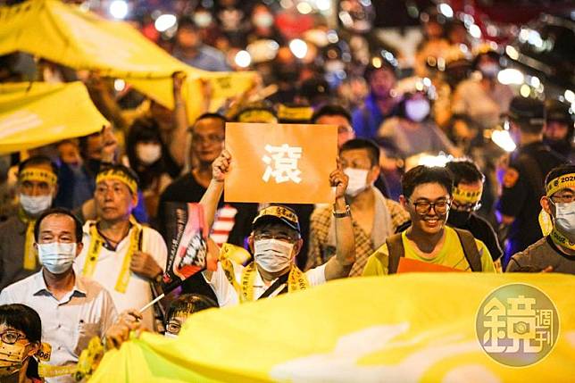 遊行民眾沿途高喊「韓國瑜凍蒜」要讓市長韓國瑜下台。