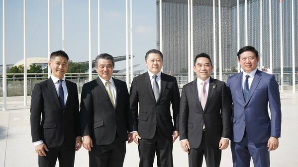 Photo from left to right: Mr. Takanori Kimata, General Manager, CJP Planning Div. CV company Toyota Motor Corporation / Mr. Masahiko Maeda, CEO of Asia Region, Toyota Motor Corporation / Mr. Soopakij Chearavanont, Chairman of Charoen Pokphand Group / Mr. Kachorn Chiaravanont, Member of Executive Committee of Charoen Pokphand Group / Mr. Surasak Suthongwan, Executive Assistant to President and Chairman, Toyota Motor Corporation