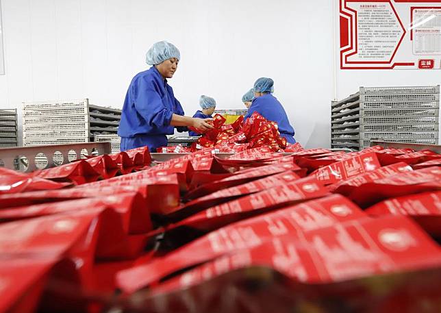 Staff members work at a chestnut processing workshop in Zunhua, north China's Hebei Province, March 14, 2024. (Xinhua/Yang Shiyao)