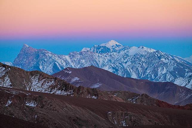 This photo taken on Oct. 20, 2024 shows a view of the Kunlun Mountains as pictured in Akto County, Kirgiz Autonomous Prefecture of Kizilsu in northwest China's Xinjiang Uygur Autonomous Region.(Xinhua/Ding Lei)