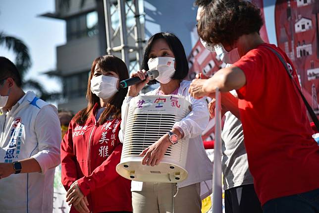 南部反空汙聯盟贈送柯志恩一台空氣清淨機。   圖：柯志恩競辦提供