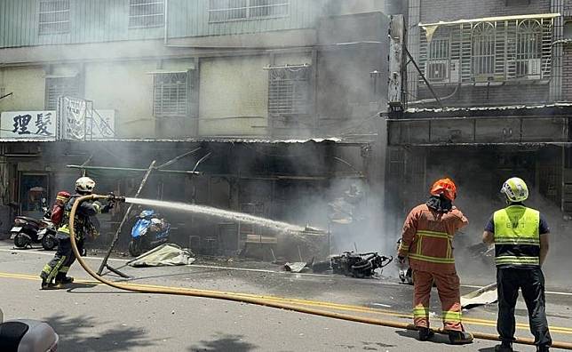 新北市三重區大智街某麵店25日中午發生火警，疑因 機車傾倒勾倒瓦斯桶引起火災，波及現場9輛停放機 車，警消獲報立即到場灌救。 （翻攝照片） 中央社記者王鴻國傳真 113年6月25日