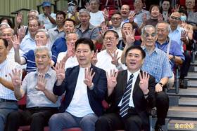 戰鬥藍召集人趙少康今幫黃國昌緩頰。(記者廖振輝攝)