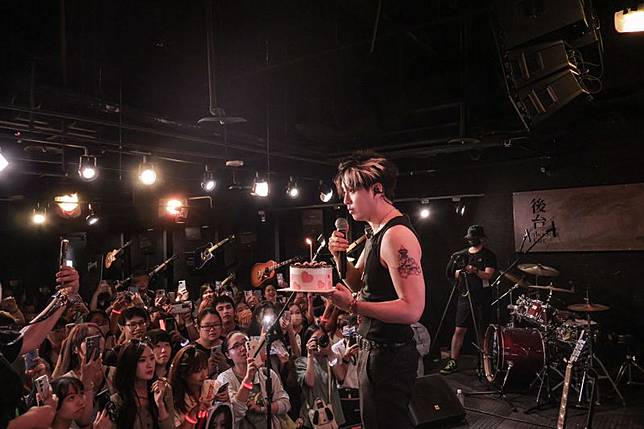 陳德修昨（7日）在台北開唱，工作人員貼心準備生日蛋糕為他提前慶生。（陳德修工作室提供）