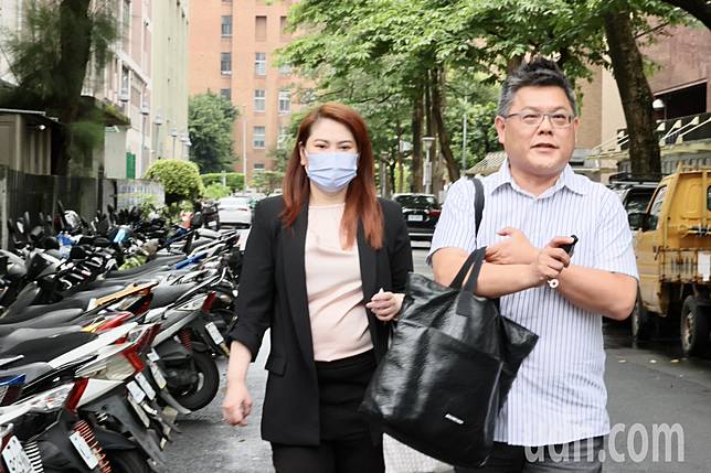 前新聞主播薛楷莉（左）遭控詐騙，日前她被北檢依詐欺取財罪嫌起訴，北院今天首度開庭審理，庭訊後面對媒體記者提問，她表示：「司法將會還我清白」。記者許正宏／攝影