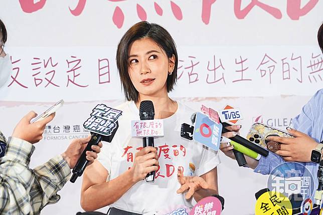 賈靜雯這雙靈動大眼，我想不必使出女拳，光靠斜眼瞪就夠震懾人了…（抖）