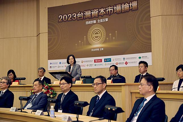 蔡英文總統11日下午出席自由時報舉辦的「台灣資本市場論壇–透視詐騙全面反擊」。(圖：總統府Flickr)