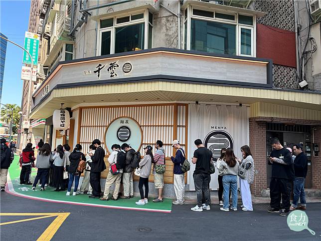 日式拉麵店是目前相當受歡迎的餐飲業別，人氣店家經常大排長龍。（林玉婷攝）