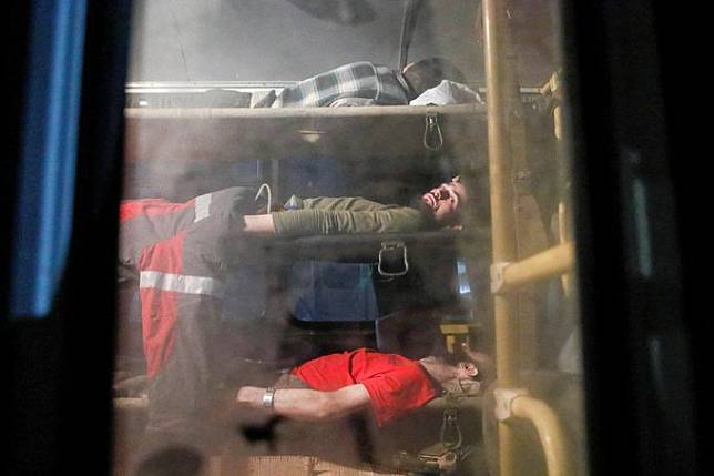 過去 24 小時達 771 名烏克蘭士兵在馬里烏波爾的亞速鋼鐵廠投降。部分傷重士兵躺在擔架上，搭乘巴士離開。   圖 : 翻攝自Twitter