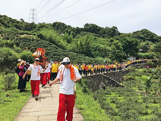 尪公張巡被視為農神，尪公巡茶園、巡田園是特有習俗。圖為木柵忠順廟迎尪公巡田園畫面。（翻攝木柵忠順廟臉書）