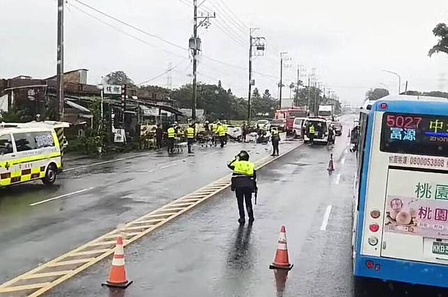 桃園市新屋區今天中午發生轎車、聯結車重大車禍。(擷取自臉書社團新屋生活圈)