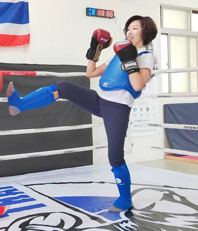 縣議員黃琤婷為４月３０日登場的羅東鎮鎮長盃泰國拳錦標賽宣傳。（泰國拳委員會提供）