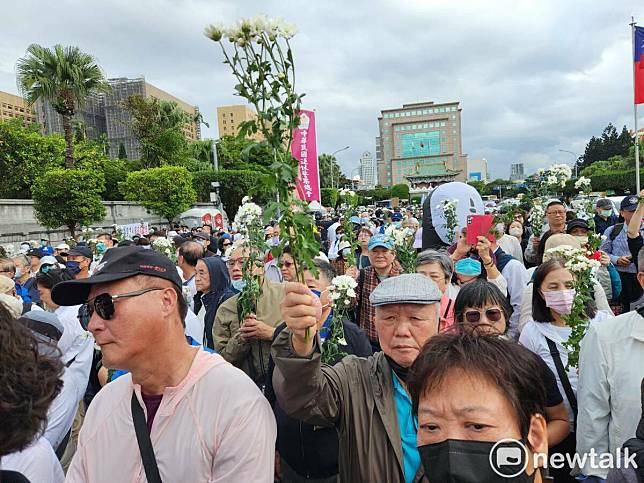 民間團體與民間人士發起白玫瑰運動，上街訴求反廢死。   圖：黃建豪/攝