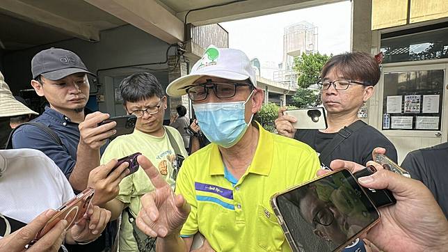 中華民國原始生活教育學會理事長吳水丕說，嚮導葉萍貴已帶前面的勇腳組抵達瀑布，又折返要走在隊伍中段沒有穿雨靴的人不要涉溪，但就在此時落石砸下發生意外。記者黃寅／攝影