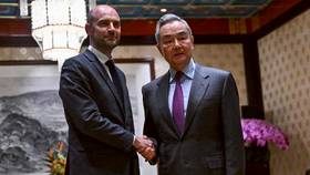 中國外交部長王毅週三在北京釣魚台賓館與法國外長巴羅會晤，不忘控訴高市早苗。路透社