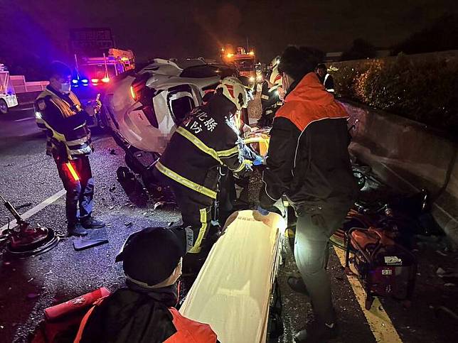 國1彰化路段26日深夜發生重大車禍，4輛車撞成一團，1名女子救出時已呈現OHCA，送醫後仍傷重不治。 圖：消防局提供