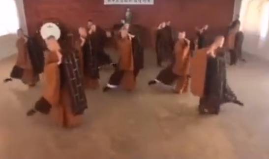 中國「文藝僧」跳舞的影片引發熱議。(圖翻攝自微博)