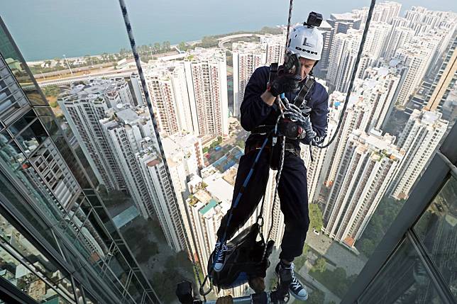 The Securities and Futures Commission’s Chief Executive Officer Ashley Alder rapelling from the 68th floor of the One Island East building in Quarry Bay on 9 December 2017 to raise funds for the Outward Bound Hong Kong (OBHK) Vertical 1000 “The Adventure of A Life Time” event. Photo: Winson Wong