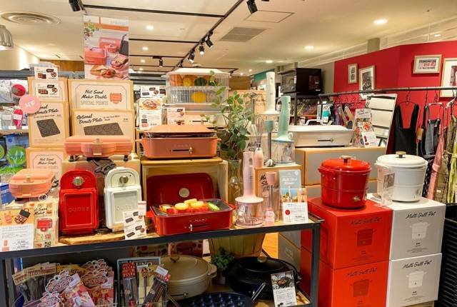 
<p><b>212 KITCHEN STORE </b></p><p>
</p><p>
店鋪位置｜LUMINE 1 ／ 6F</p><p>
營業時間｜平日 11:00 ～ 21:30 ／ 假日10:30 ～ 21:30</p><p>
<a href=