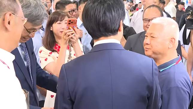 總統賴清德今上午出席台北寵物用品展，在逛到某處狗肉乾攤位時，直接將狗肉乾拿起來試吃，讓一旁的隨扈、幕僚都十分驚訝，一旁的農業部長陳駿季也笑得很開心，陪同逛展的北市議員許淑華更拿出手機拍下這段有趣的畫面。(翻攝共訊)