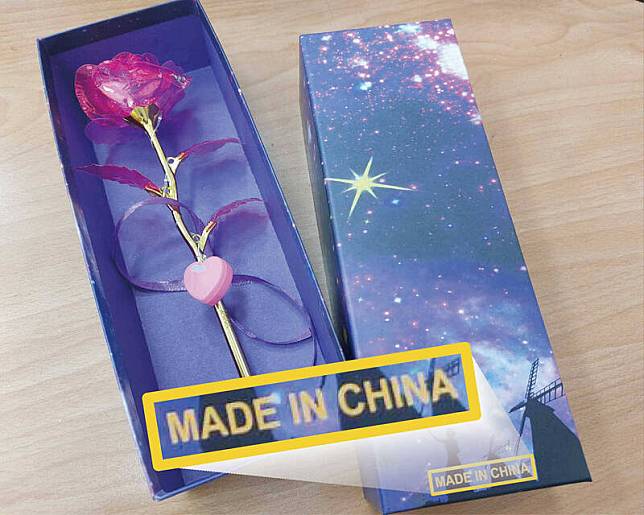 新莊中港大排光雕秀限量紀念小物「炫彩發光玫瑰花」盒身印有「MADE IN CHINA」。(圖取自翁震州臉書粉專)