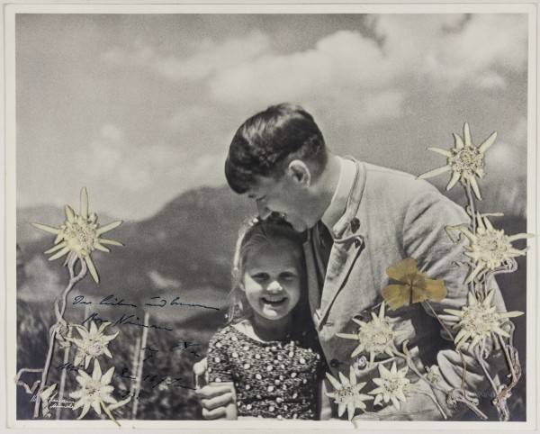 希特勒輕摟猶太女孩的照片以1萬1520美元賣出。(美聯社)