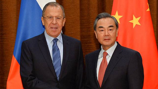 2016年4月，俄國外長拉夫羅夫（左）和中國外交部長王毅在北京舉行雙邊會談。路透社