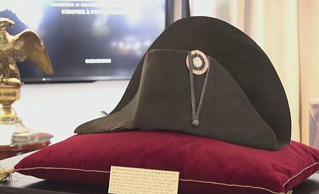 拿破崙戴過的雙角帽，在拍賣會上以新台幣約6,700萬元落槌。（路透社）